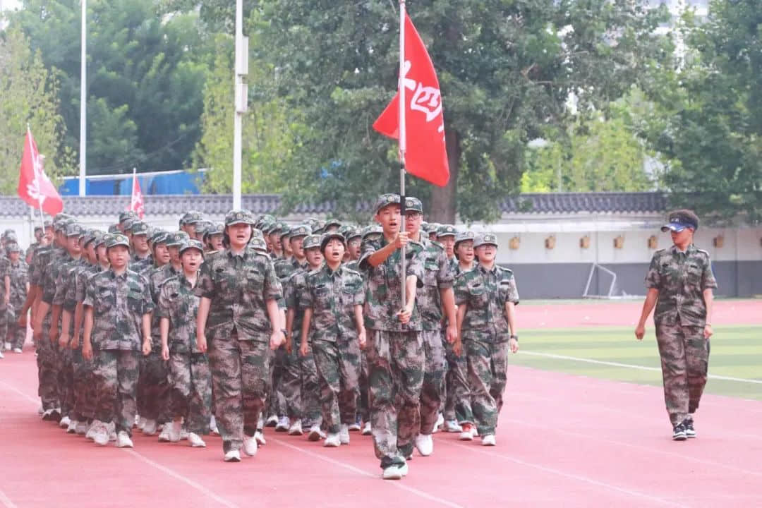 戎裝競展凌云志 秣馬揚(yáng)帆啟華章丨2023級新高一隆重舉行軍訓(xùn)匯演
