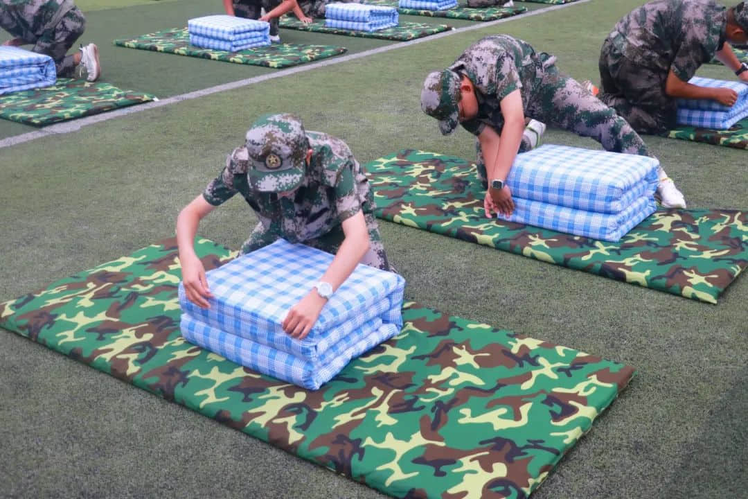 戎裝競展凌云志 秣馬揚(yáng)帆啟華章丨2023級新高一隆重舉行軍訓(xùn)匯演