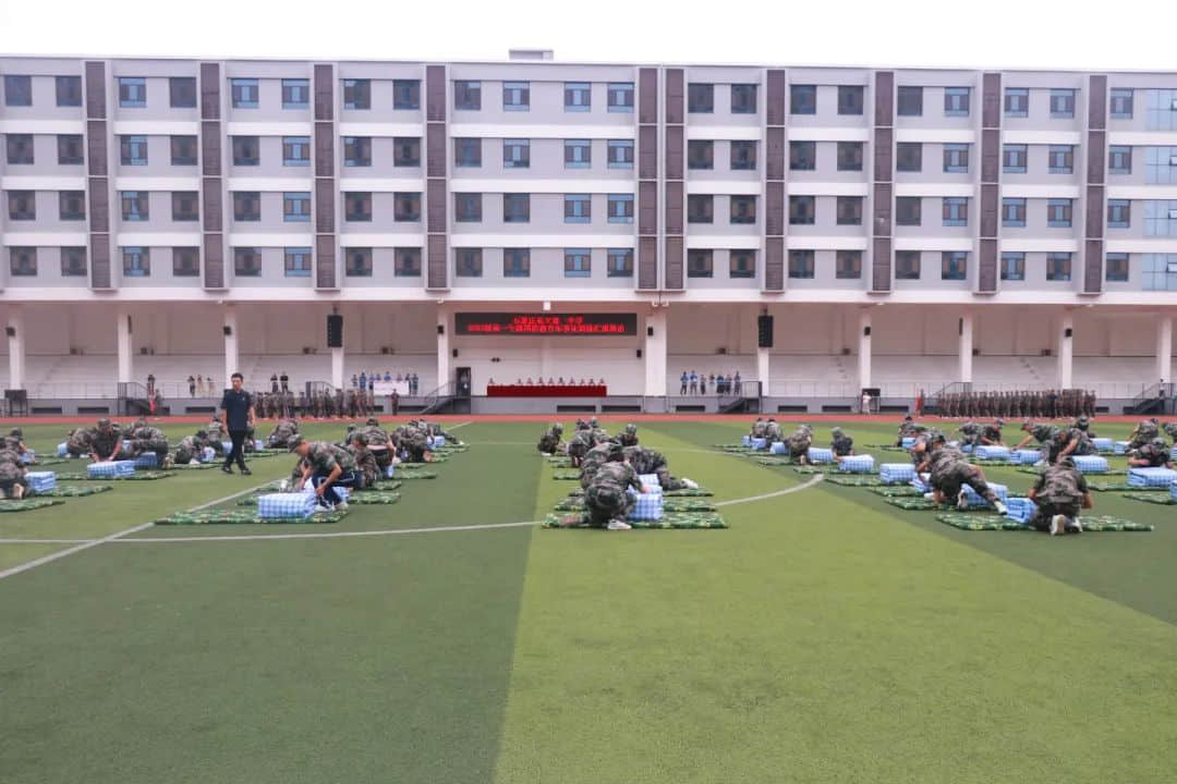 戎裝競展凌云志 秣馬揚(yáng)帆啟華章丨2023級新高一隆重舉行軍訓(xùn)匯演