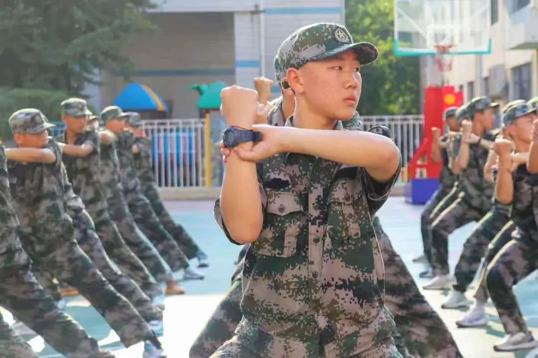 戎裝競展凌云志 秣馬揚(yáng)帆啟華章丨2023級新高一隆重舉行軍訓(xùn)匯演