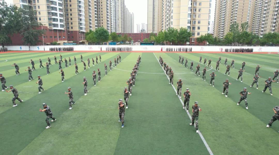 戎裝競展凌云志 秣馬揚(yáng)帆啟華章丨2023級新高一隆重舉行軍訓(xùn)匯演