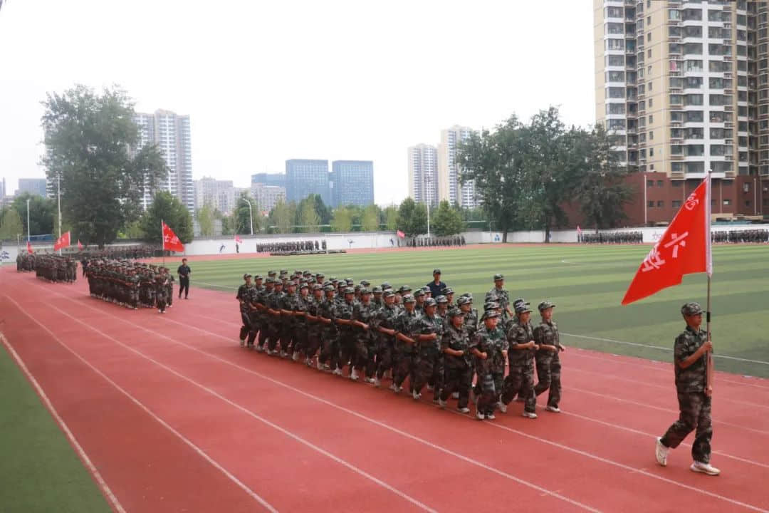 戎裝競展凌云志 秣馬揚(yáng)帆啟華章丨2023級新高一隆重舉行軍訓(xùn)匯演