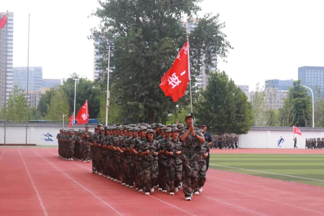 戎裝競展凌云志 秣馬揚(yáng)帆啟華章丨2023級新高一隆重舉行軍訓(xùn)匯演