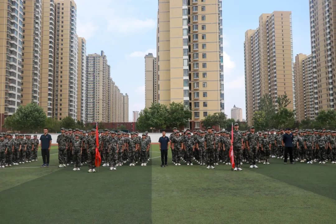 戎裝競展凌云志 秣馬揚(yáng)帆啟華章丨2023級新高一隆重舉行軍訓(xùn)匯演