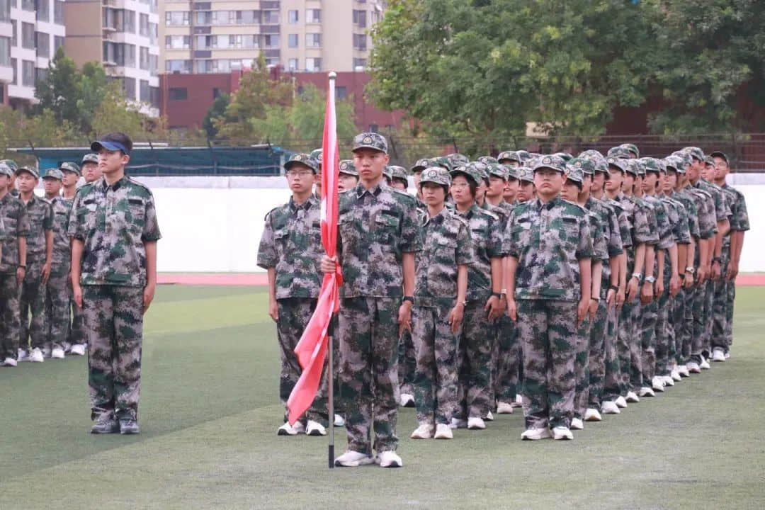 戎裝競展凌云志 秣馬揚(yáng)帆啟華章丨2023級新高一隆重舉行軍訓(xùn)匯演