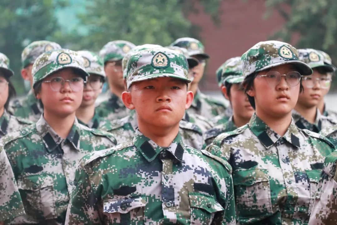 戎裝競展凌云志 秣馬揚(yáng)帆啟華章丨2023級新高一隆重舉行軍訓(xùn)匯演