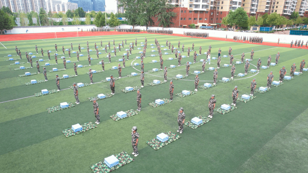 戎裝競展凌云志 秣馬揚(yáng)帆啟華章丨2023級新高一隆重舉行軍訓(xùn)匯演