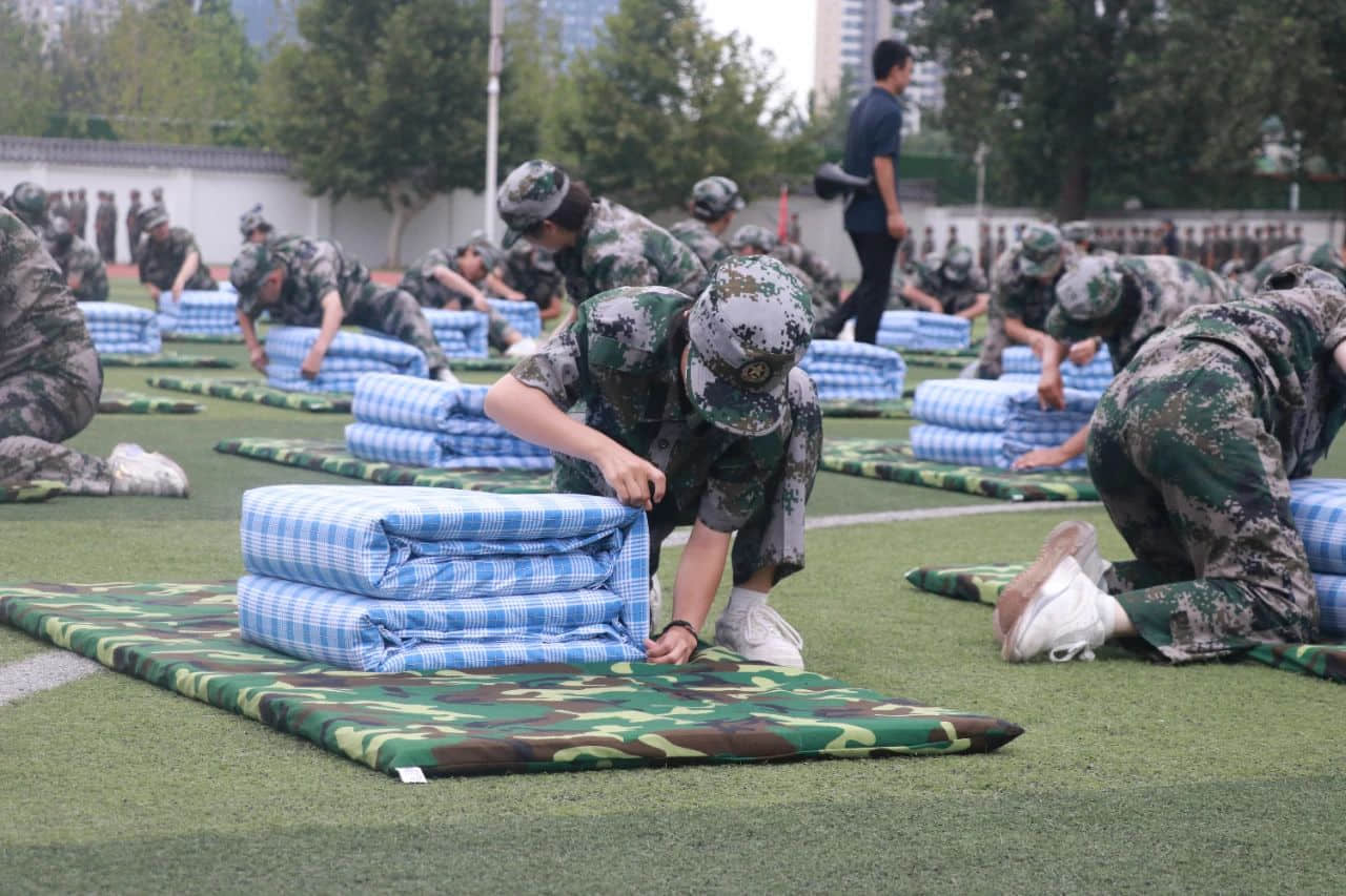 戎裝競展凌云志 秣馬揚(yáng)帆啟華章丨2023級新高一隆重舉行軍訓(xùn)匯演
