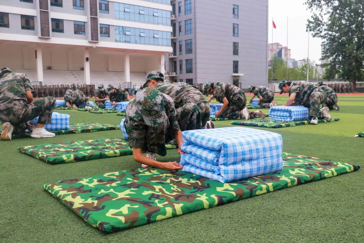 戎裝競展凌云志 秣馬揚(yáng)帆啟華章丨2023級新高一隆重舉行軍訓(xùn)匯演