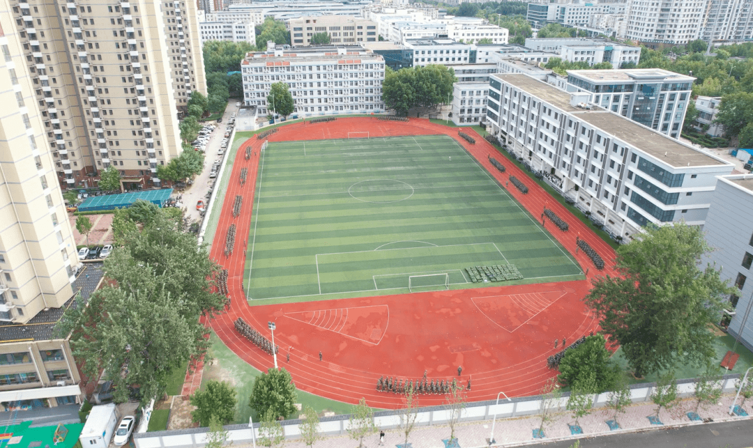戎裝競展凌云志 秣馬揚(yáng)帆啟華章丨2023級新高一隆重舉行軍訓(xùn)匯演