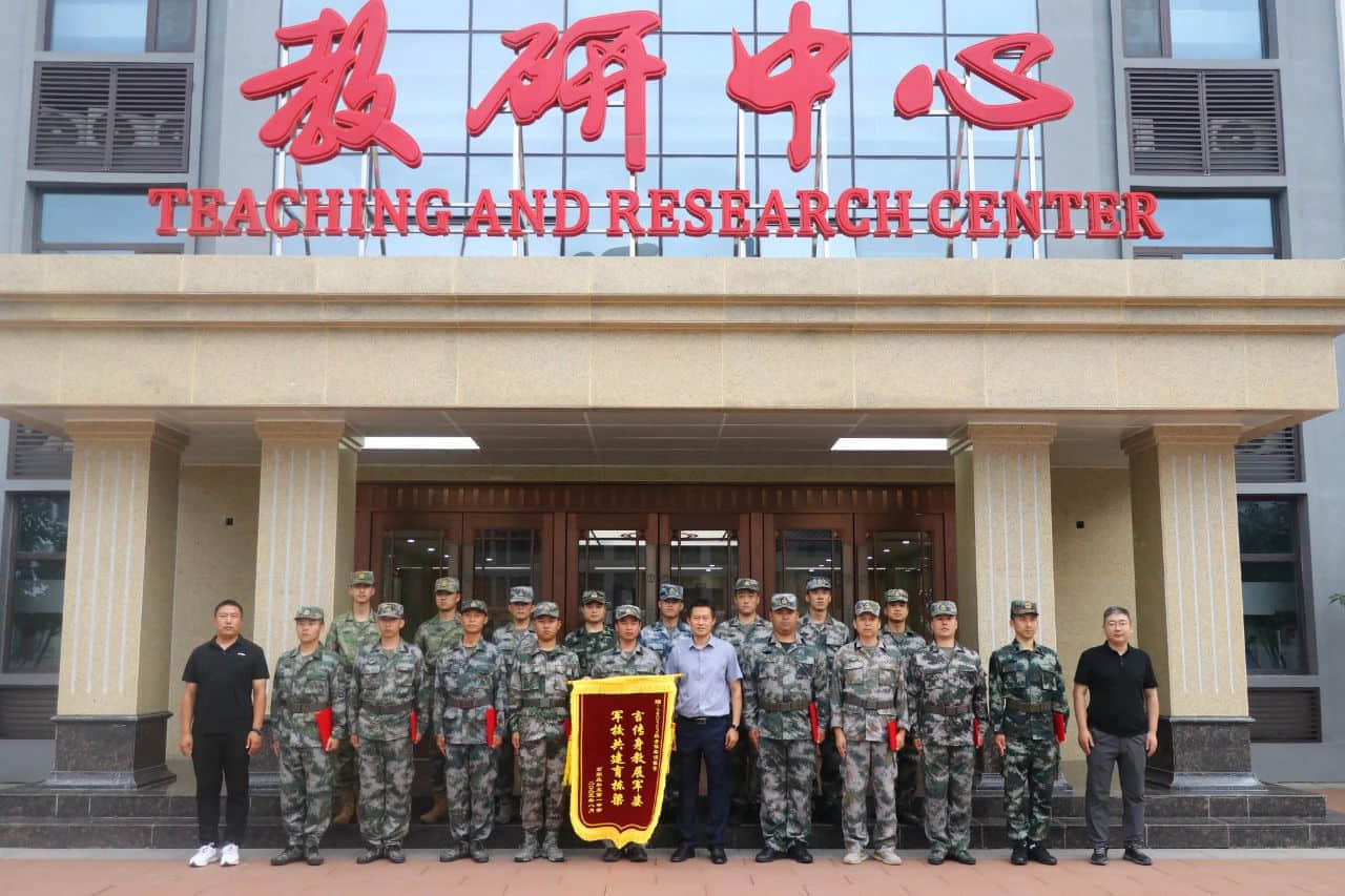 戎裝競展凌云志 秣馬揚(yáng)帆啟華章丨2023級新高一隆重舉行軍訓(xùn)匯演