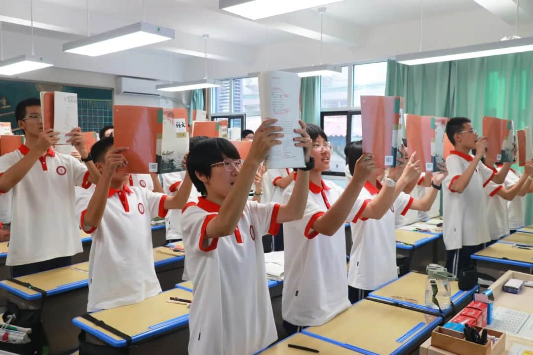 用激情迎接晨光 以書聲追逐夢想丨高一年級激情早讀震撼來襲！