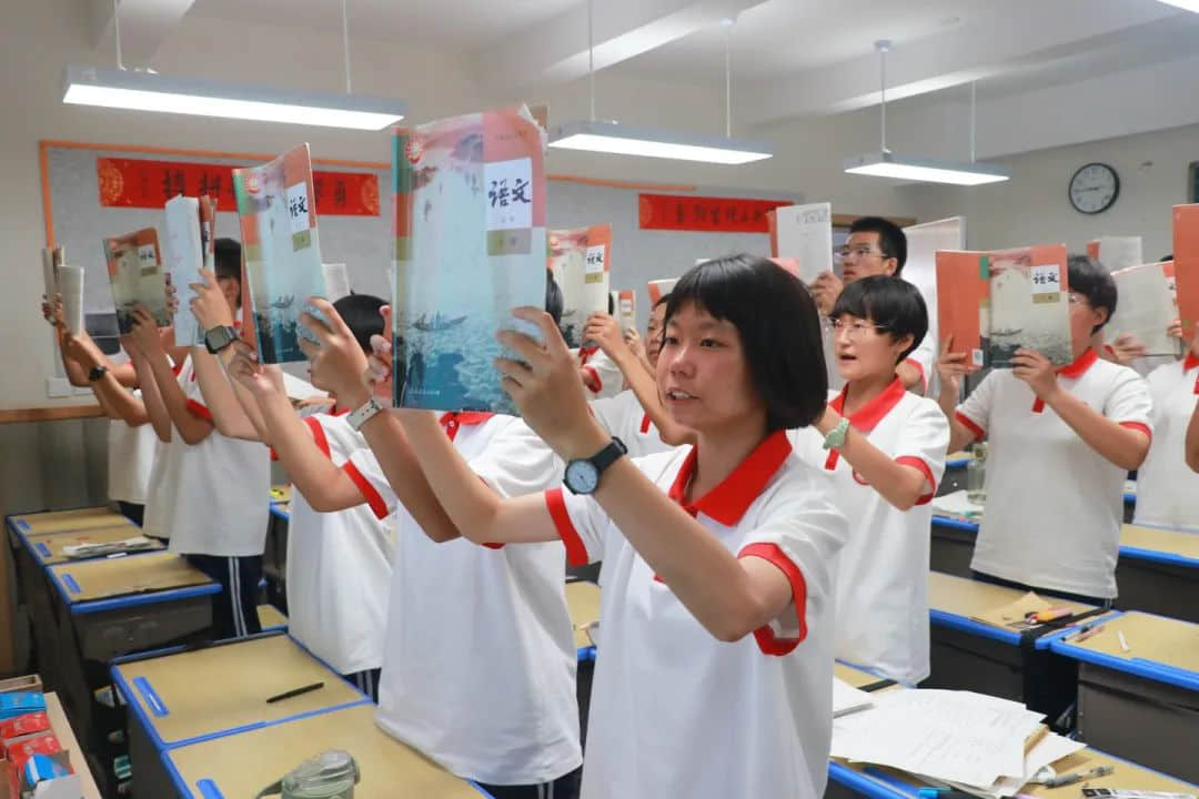 用激情迎接晨光 以書聲追逐夢想丨高一年級激情早讀震撼來襲！