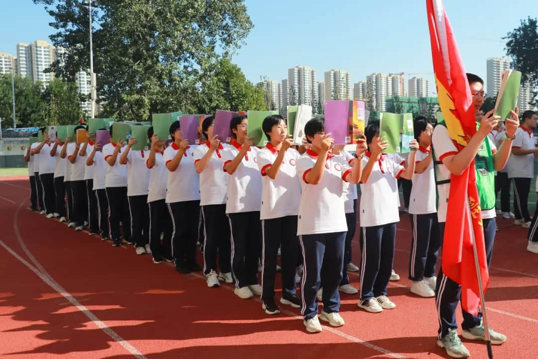 用激情迎接晨光 以書聲追逐夢想丨高一年級激情早讀震撼來襲！