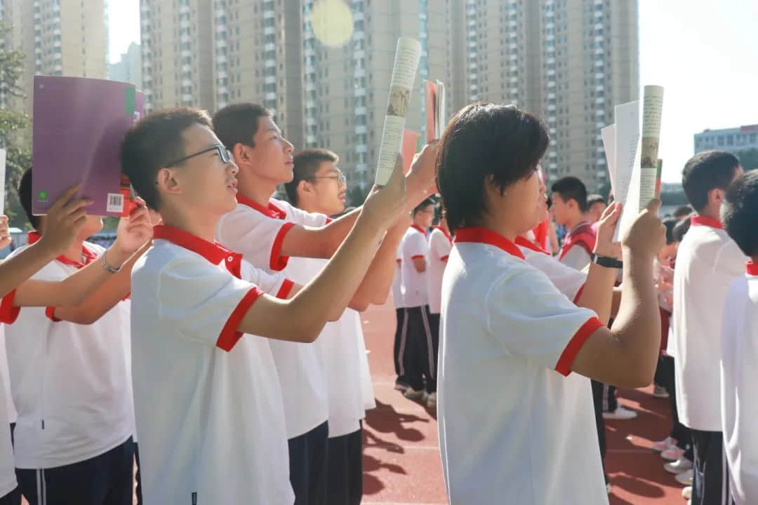 用激情迎接晨光 以書聲追逐夢想丨高一年級激情早讀震撼來襲！