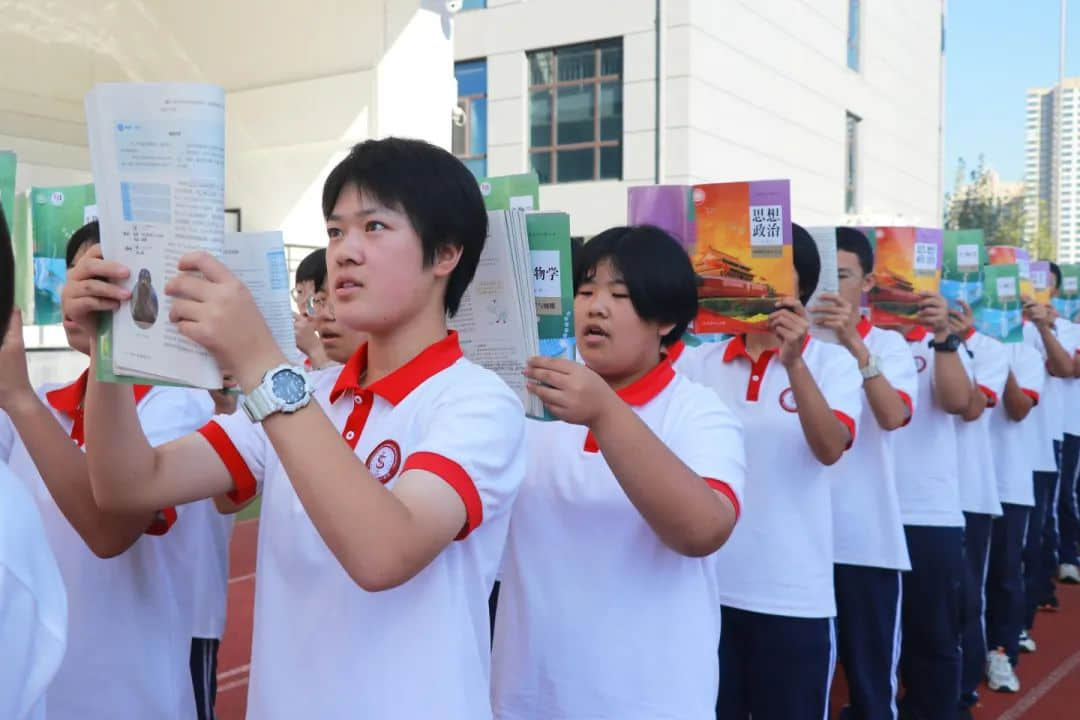 用激情迎接晨光 以書聲追逐夢想丨高一年級激情早讀震撼來襲！