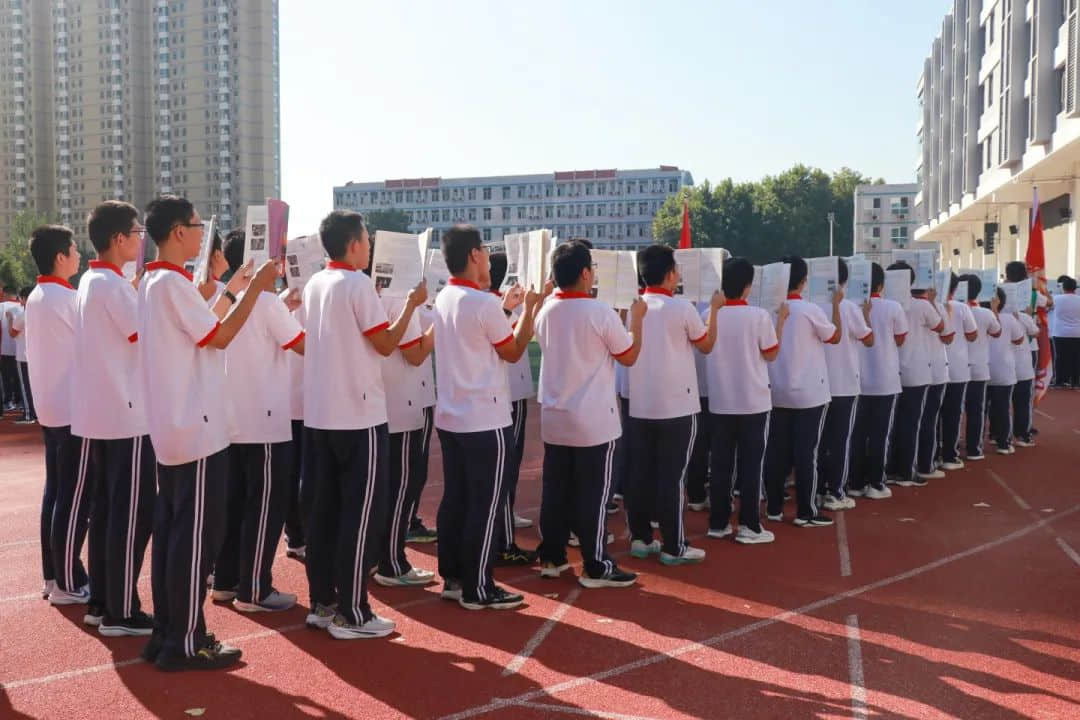 用激情迎接晨光 以書聲追逐夢想丨高一年級激情早讀震撼來襲！