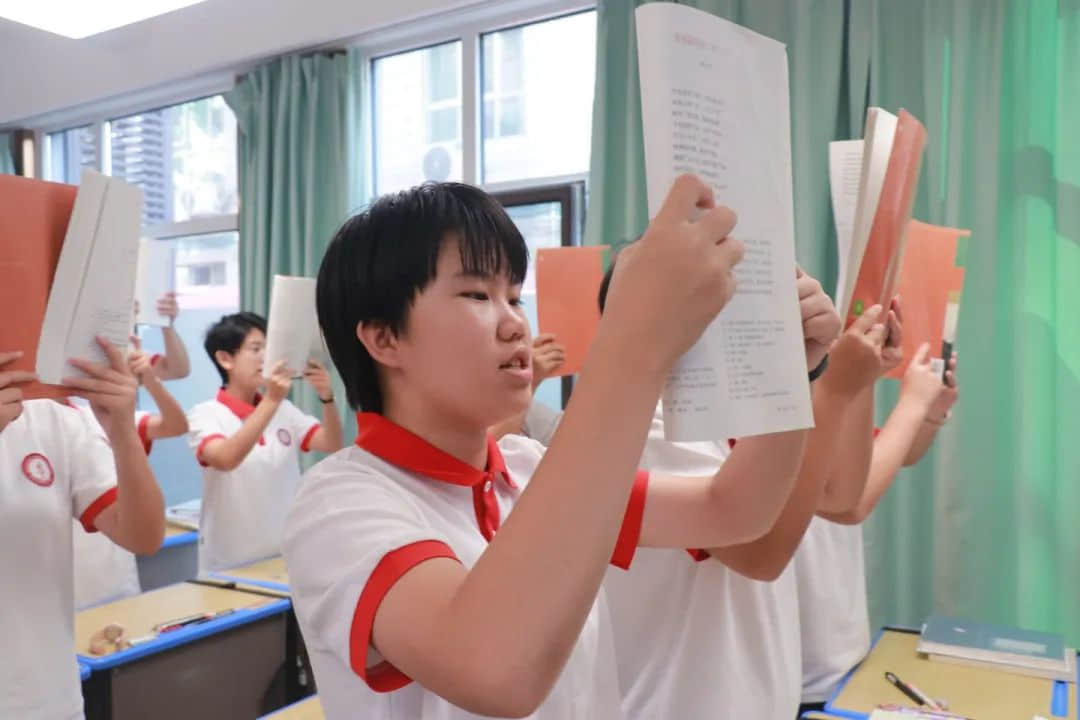 用激情迎接晨光 以書聲追逐夢想丨高一年級激情早讀震撼來襲！