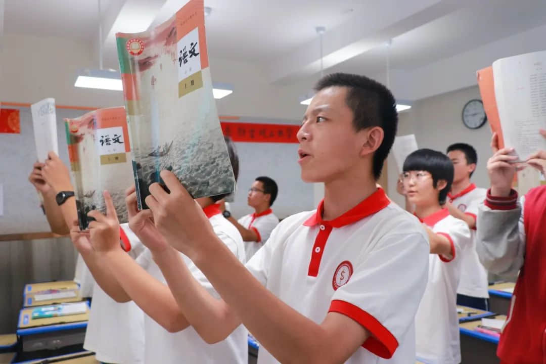 用激情迎接晨光 以書聲追逐夢想丨高一年級激情早讀震撼來襲！
