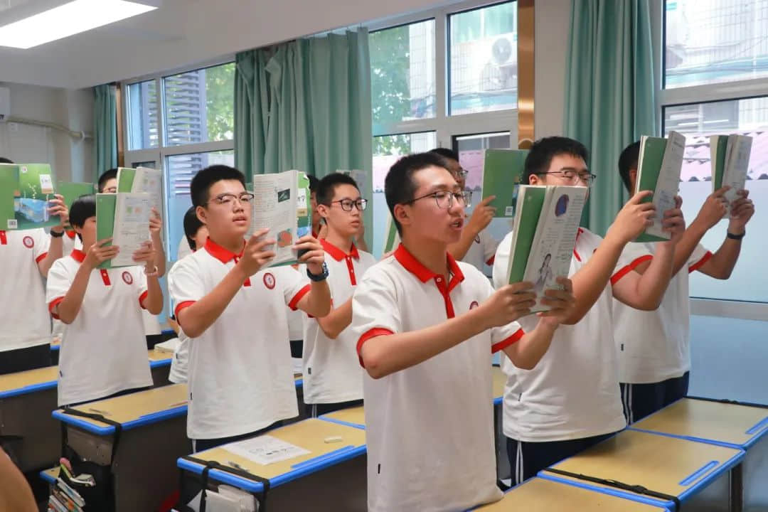 用激情迎接晨光 以書聲追逐夢想丨高一年級激情早讀震撼來襲！