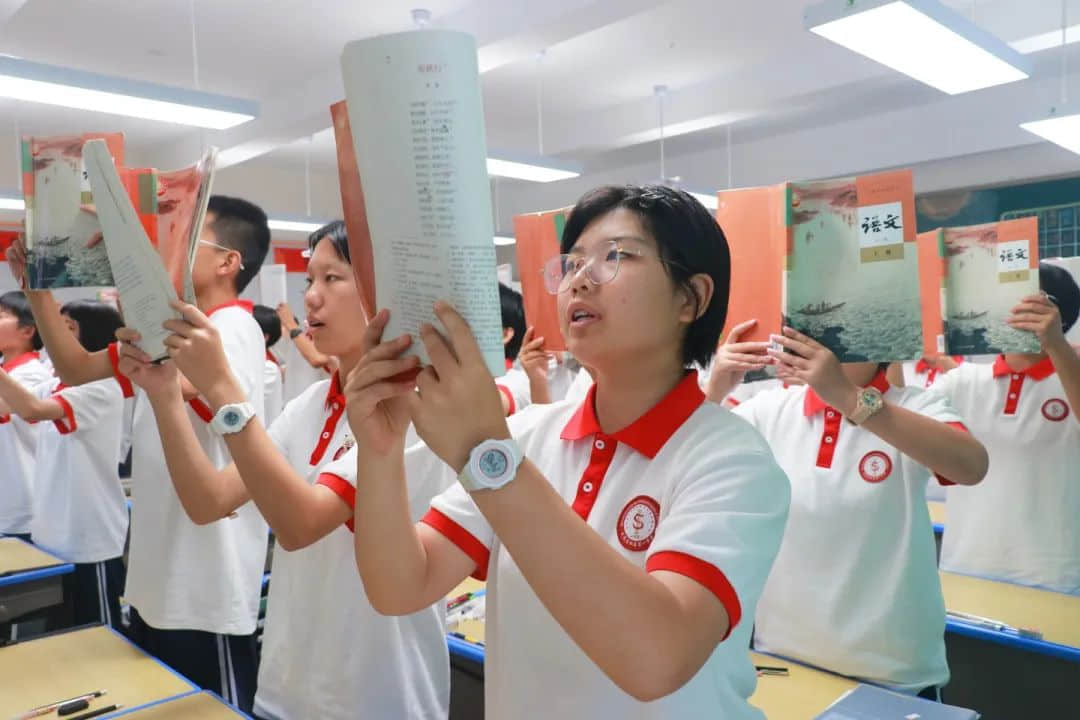 用激情迎接晨光 以書聲追逐夢想丨高一年級激情早讀震撼來襲！