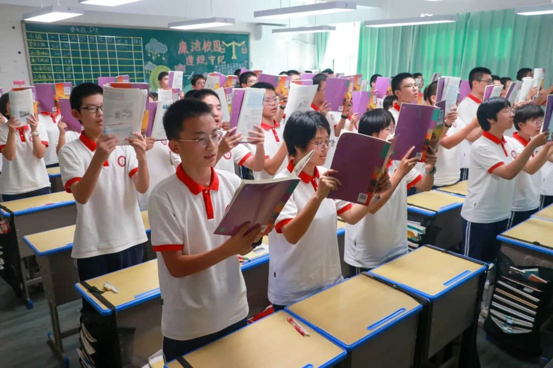 用激情迎接晨光 以書聲追逐夢想丨高一年級激情早讀震撼來襲！