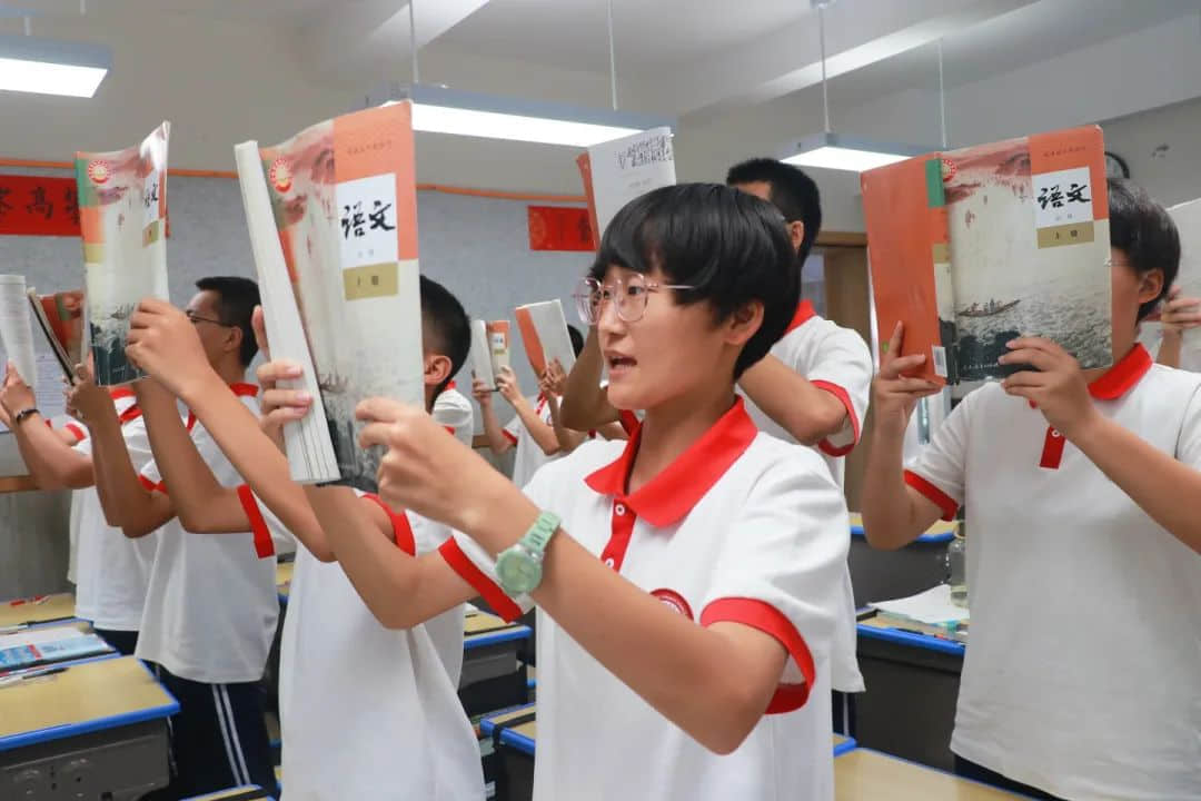 用激情迎接晨光 以書聲追逐夢想丨高一年級激情早讀震撼來襲！