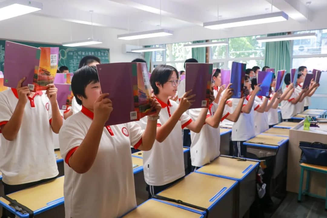 用激情迎接晨光 以書聲追逐夢想丨高一年級激情早讀震撼來襲！