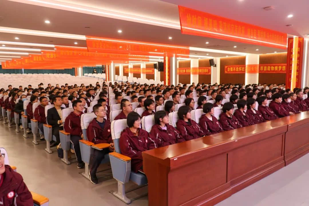燃青衿之志 戰(zhàn)三月冬寒丨中國高考演講首席專家走進高三
