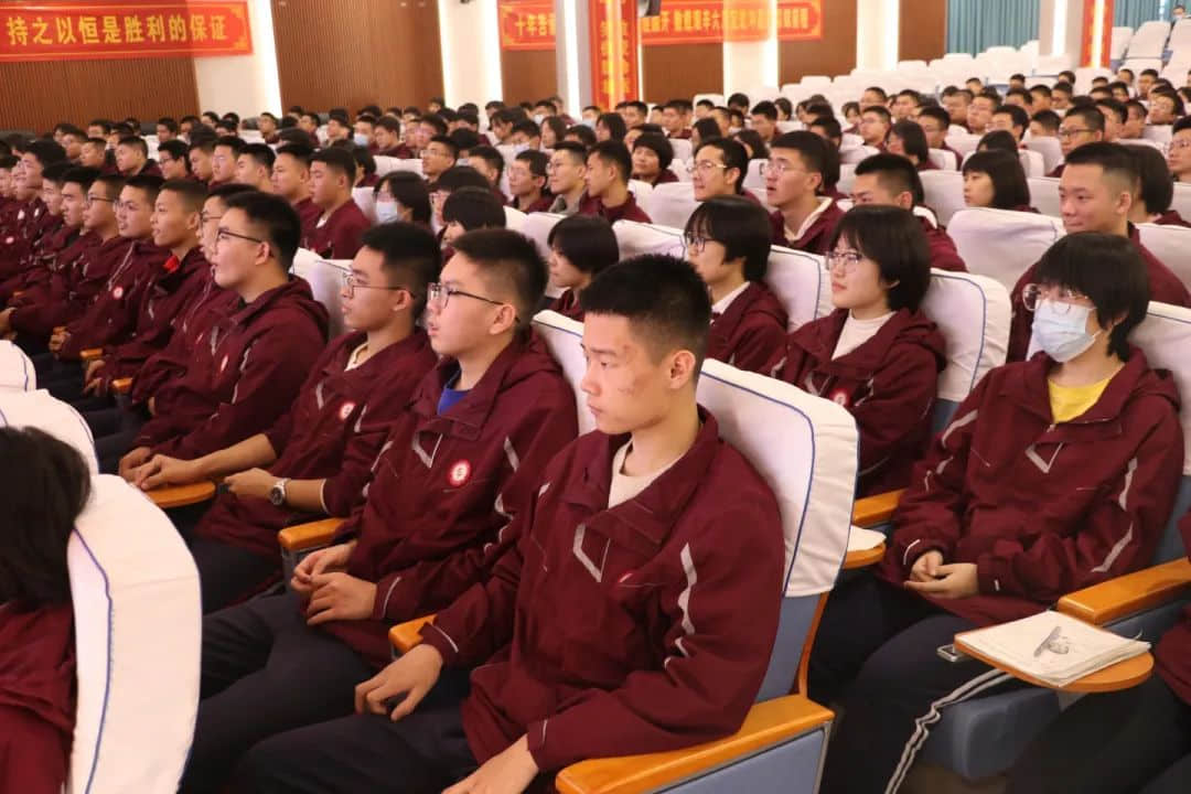燃青衿之志 戰(zhàn)三月冬寒丨中國高考演講首席專家走進高三