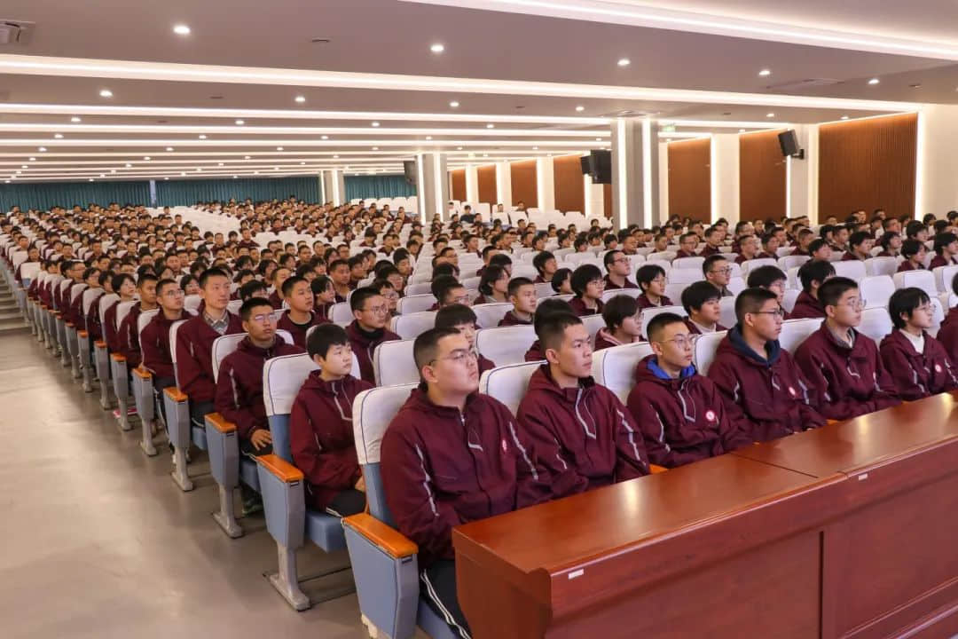 爭(zhēng)先燃激情 奮進(jìn)正當(dāng)時(shí)丨高二年級(jí)召開四調(diào)表彰暨班級(jí)爭(zhēng)先賽