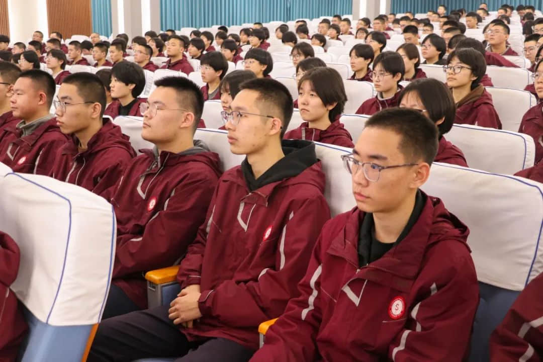 爭(zhēng)先燃激情 奮進(jìn)正當(dāng)時(shí)丨高二年級(jí)召開四調(diào)表彰暨班級(jí)爭(zhēng)先賽