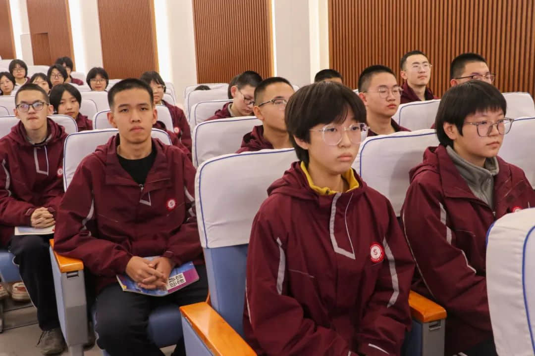 爭(zhēng)先燃激情 奮進(jìn)正當(dāng)時(shí)丨高二年級(jí)召開四調(diào)表彰暨班級(jí)爭(zhēng)先賽