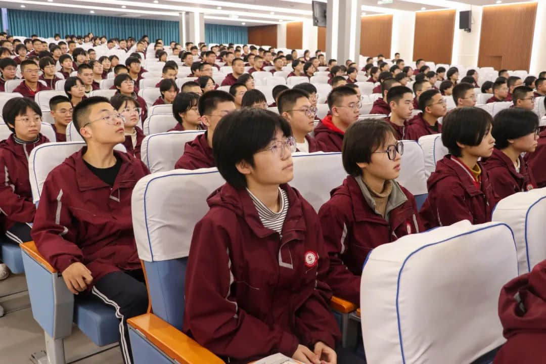 爭(zhēng)先燃激情 奮進(jìn)正當(dāng)時(shí)丨高二年級(jí)召開四調(diào)表彰暨班級(jí)爭(zhēng)先賽