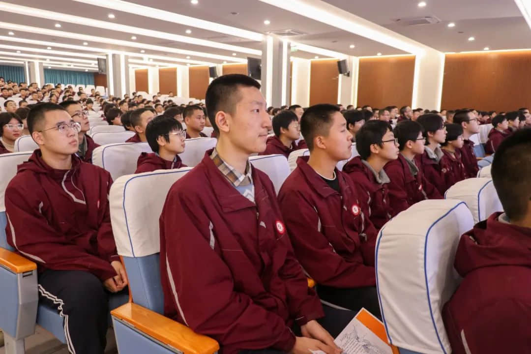 爭(zhēng)先燃激情 奮進(jìn)正當(dāng)時(shí)丨高二年級(jí)召開四調(diào)表彰暨班級(jí)爭(zhēng)先賽