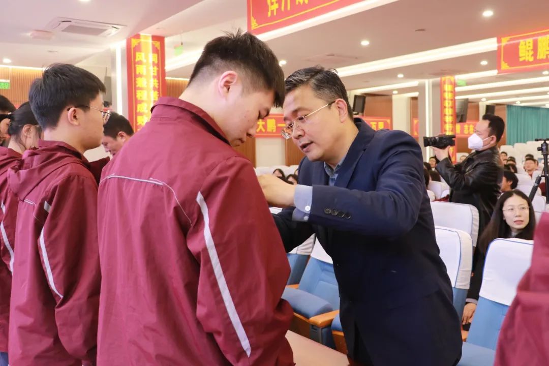 乘風(fēng)破浪戰(zhàn)百日 踔厲奮進鑄輝煌丨高三年級迎戰(zhàn)高考百日誓師活動