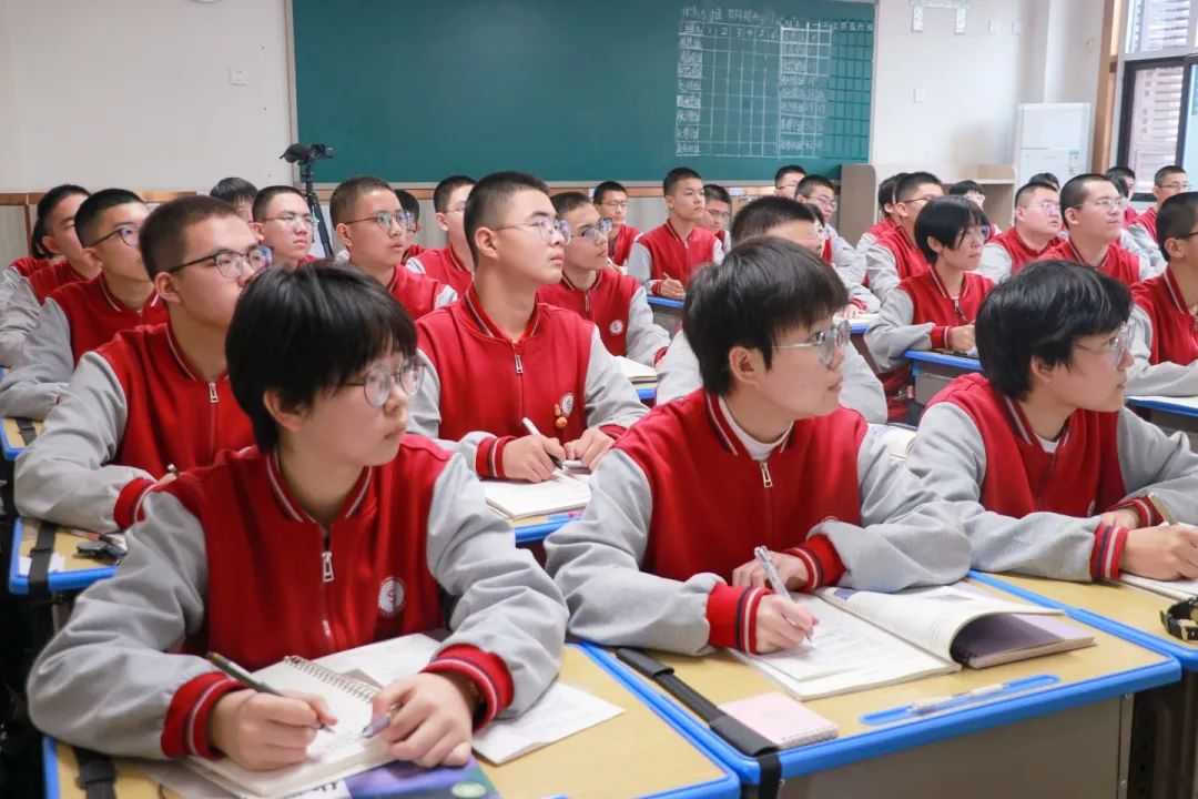 青春不問(wèn)西東 奮斗自成芳華丨高一年級(jí)師生共同備戰(zhàn)調(diào)研考試