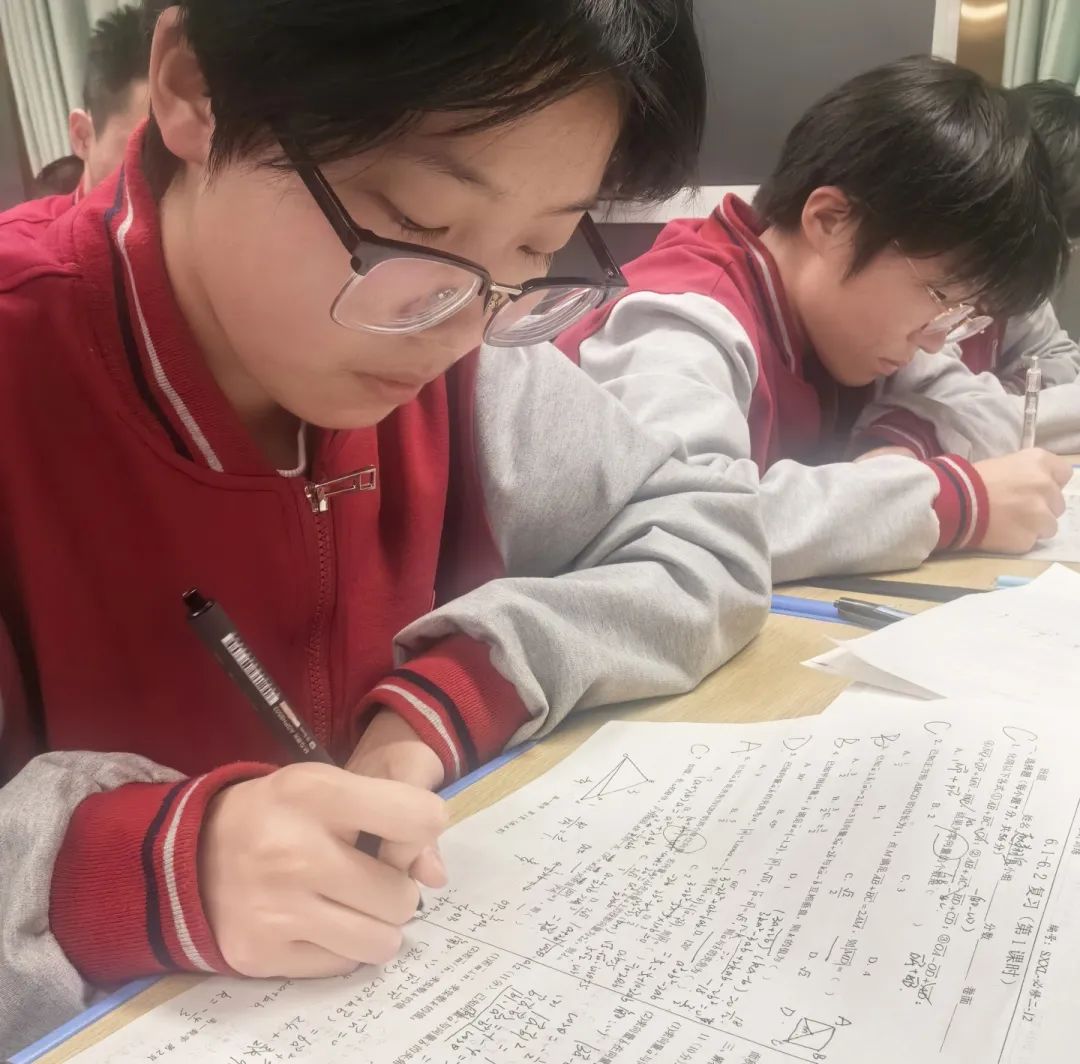 青春不問(wèn)西東 奮斗自成芳華丨高一年級(jí)師生共同備戰(zhàn)調(diào)研考試