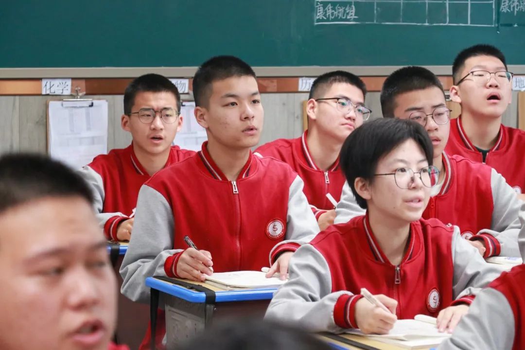 青春不問(wèn)西東 奮斗自成芳華丨高一年級(jí)師生共同備戰(zhàn)調(diào)研考試