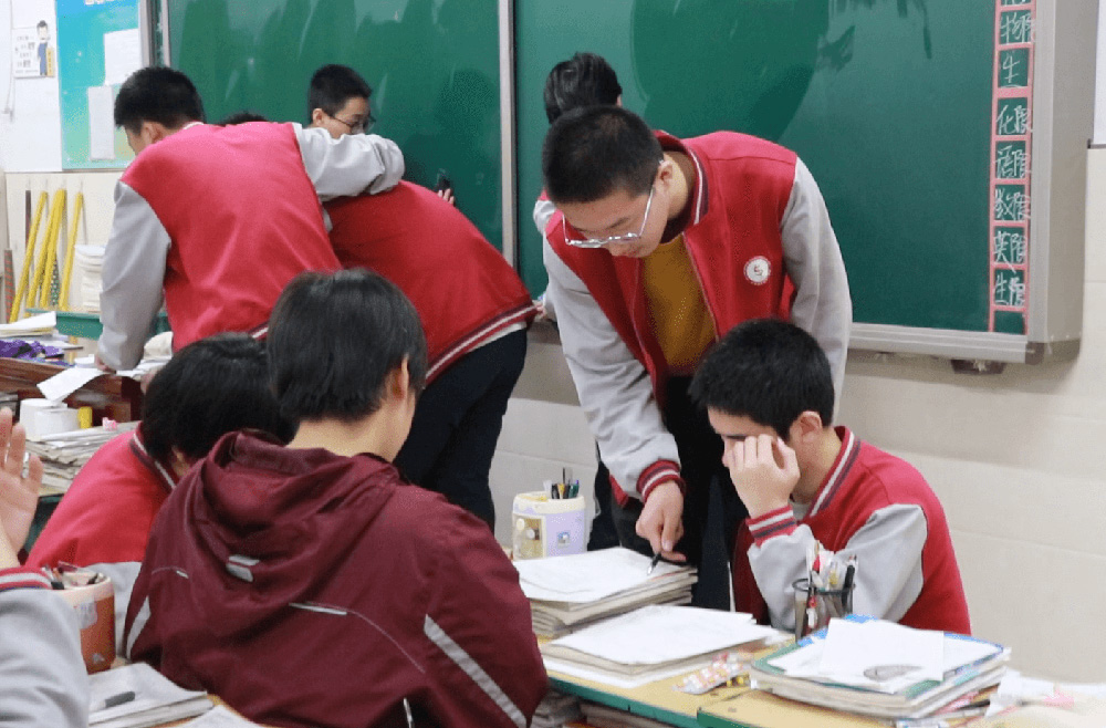 青春不問(wèn)西東 奮斗自成芳華丨高一年級(jí)師生共同備戰(zhàn)調(diào)研考試