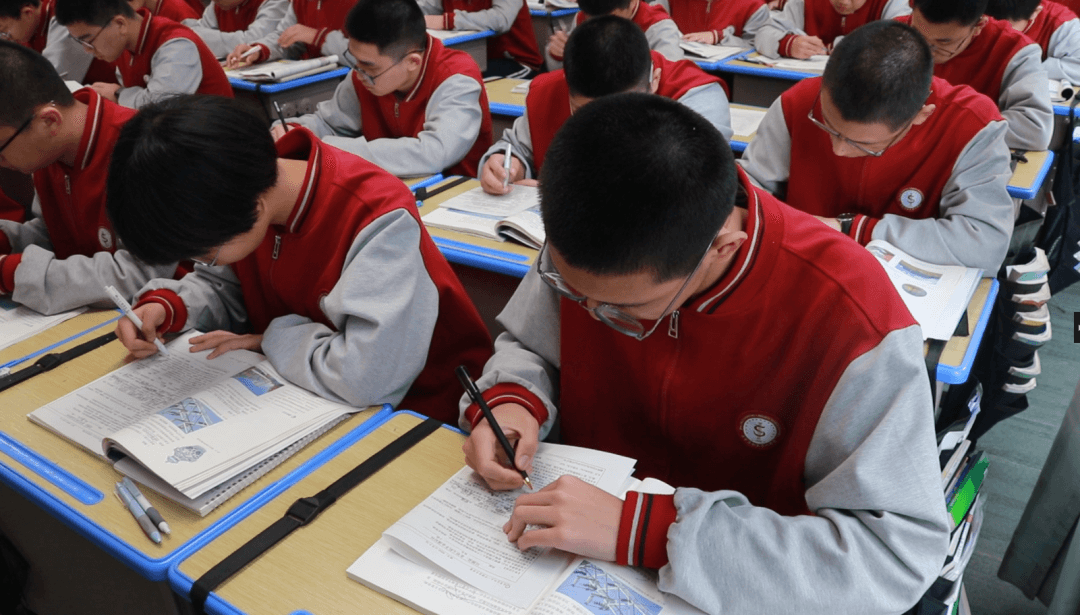 青春不問(wèn)西東 奮斗自成芳華丨高一年級(jí)師生共同備戰(zhàn)調(diào)研考試