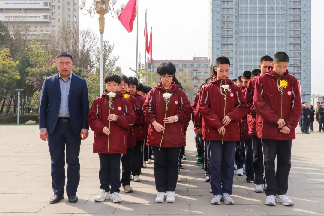 清明祭英烈 吾輩當(dāng)自強(qiáng)丨向英雄致敬！