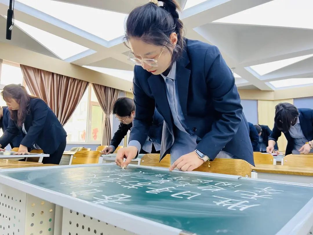 【立小?聚焦教學】舞動粉筆 書寫芳華︱教師粉筆字展示活動紀實