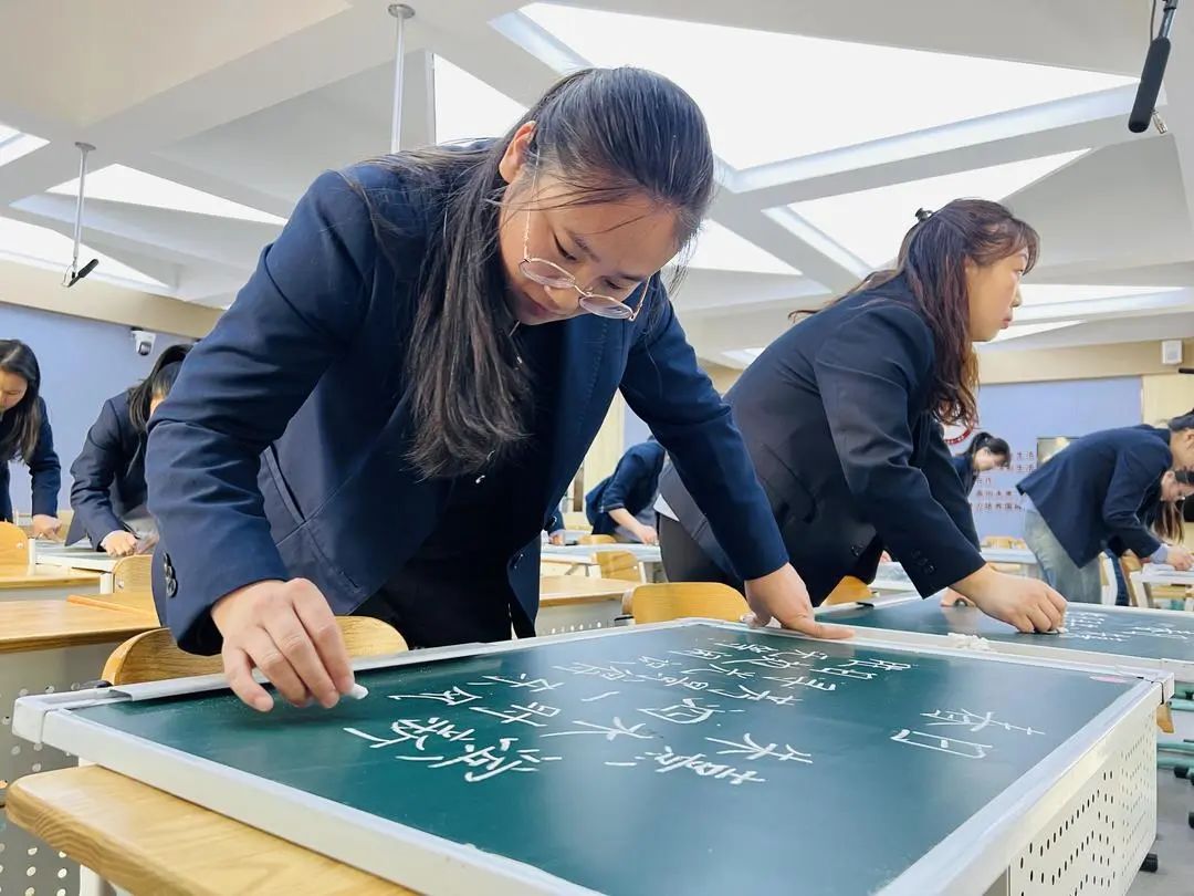 【立小?聚焦教學】舞動粉筆 書寫芳華︱教師粉筆字展示活動紀實