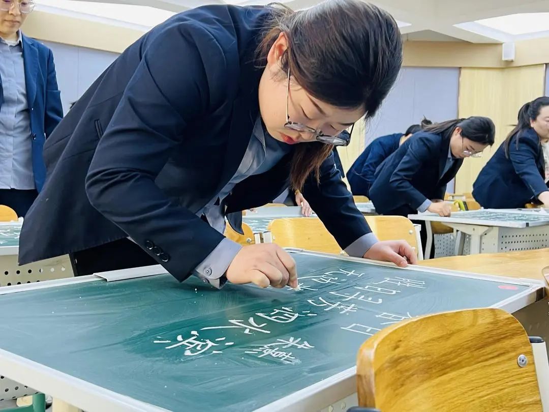 【立小?聚焦教學】舞動粉筆 書寫芳華︱教師粉筆字展示活動紀實