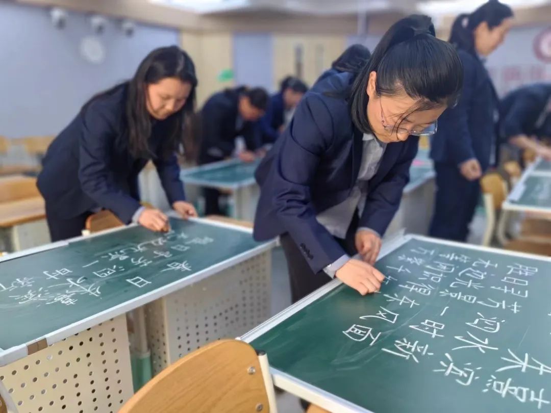 【立小?聚焦教學】舞動粉筆 書寫芳華︱教師粉筆字展示活動紀實