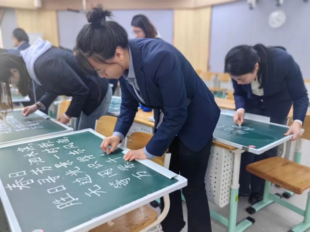 【立小?聚焦教學】舞動粉筆 書寫芳華︱教師粉筆字展示活動紀實