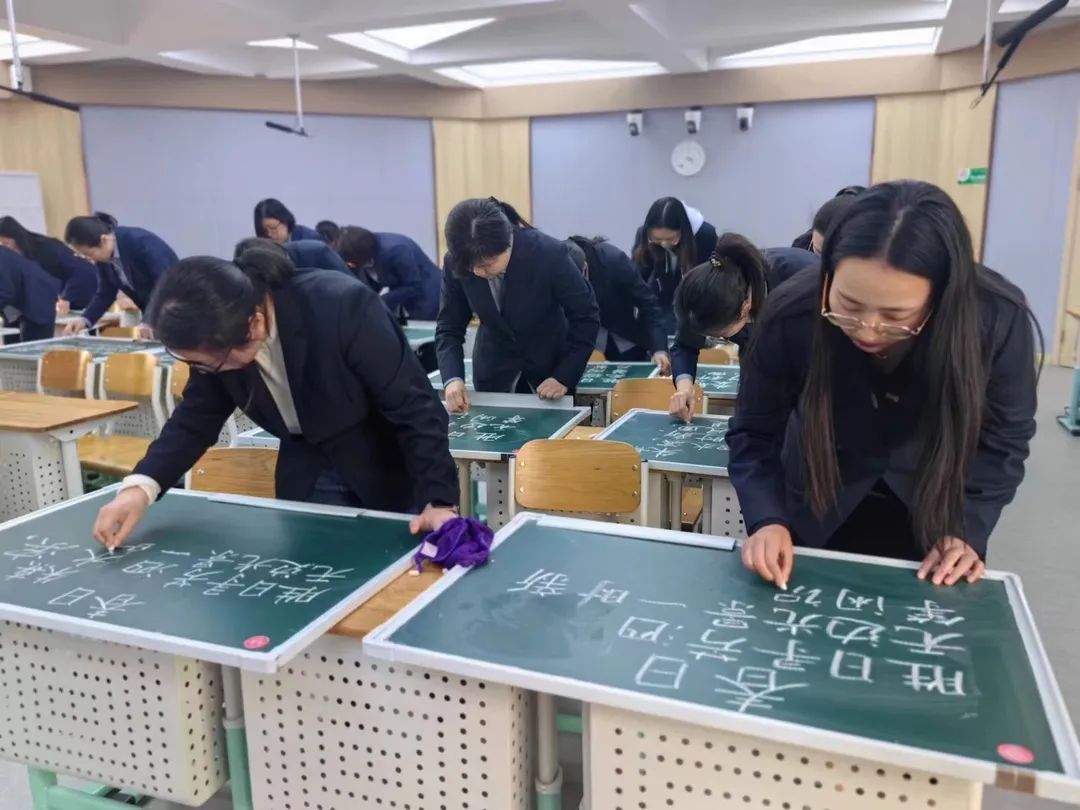 【立小?聚焦教學】舞動粉筆 書寫芳華︱教師粉筆字展示活動紀實
