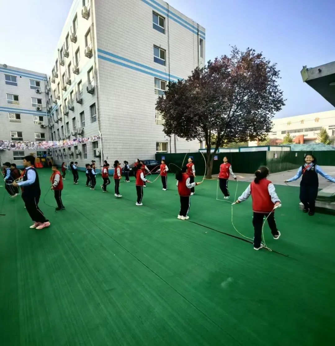 【立小?體育】加強(qiáng)學(xué)生體能訓(xùn)練 重視學(xué)生健康成長｜五年級陽光體育