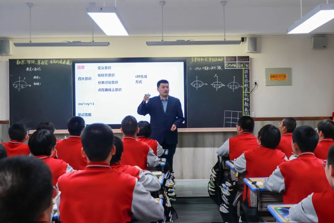 三尺講臺有溫度 微光致遠育桃李丨師者匠心，扎根在校園的每個角落